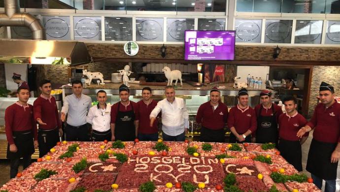 Adanalı Kebapçı 1.5 Ton Etle '2020 Yılına Merhaba' Dedi