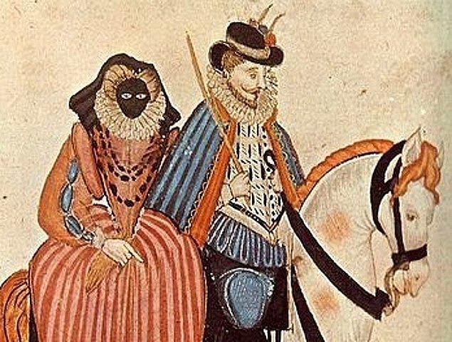 Modaya Uymak Kolay Değil! Geçmişe Damga Vuran Birbirinden Garip 9 Aksesuar
