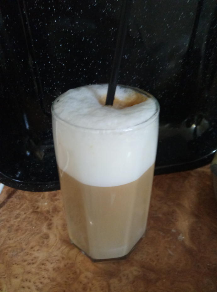 Bir de pipeti koyduktan sonra işte Latte Macchiato'muz hazır :) Üstünü damla çikolata veya karamel sosla süsleyebilirsiniz.