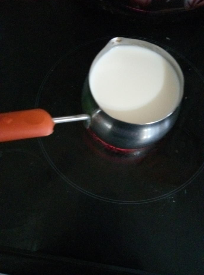 Sütümüzün tamamen kaynamasına gerek yok, iyice ısınması yeterli.