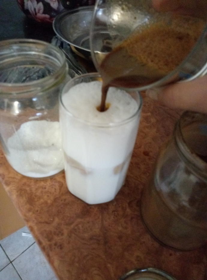 Kahve alt katmanda kalıp, sütün köpüğü yukarıda kalacaktır. Kahve altta sütle kendi kendine karışacaktır.
