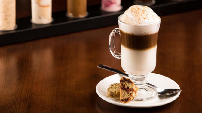 Dışarıda Para Bayılmaya Son: Evde 5 Dakikada Latte Macchiato Yapın!