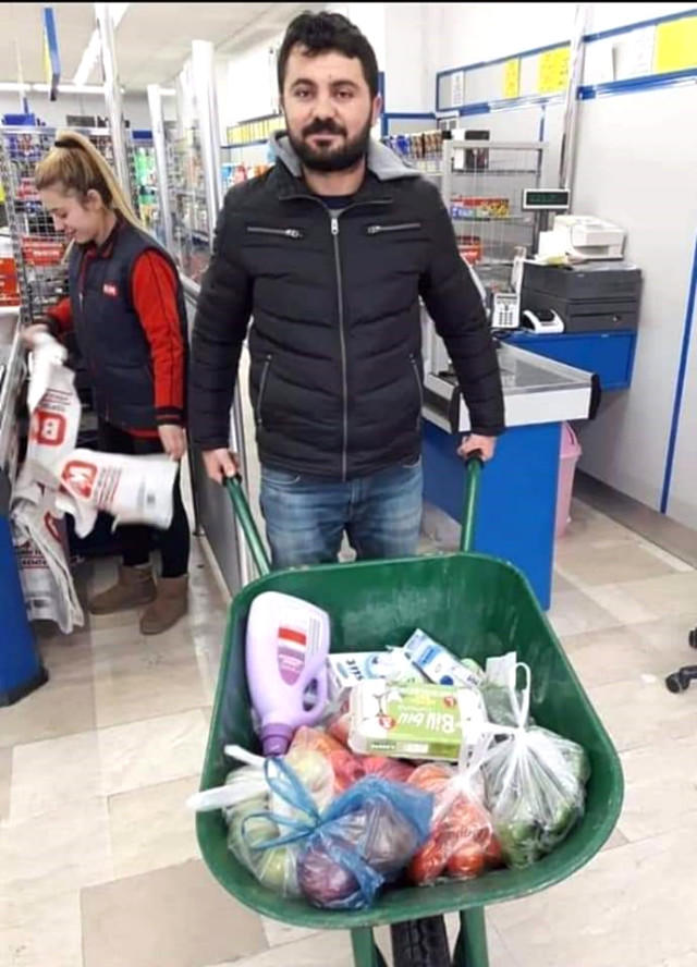 Üstü açık arabayla alış veriş keyfi