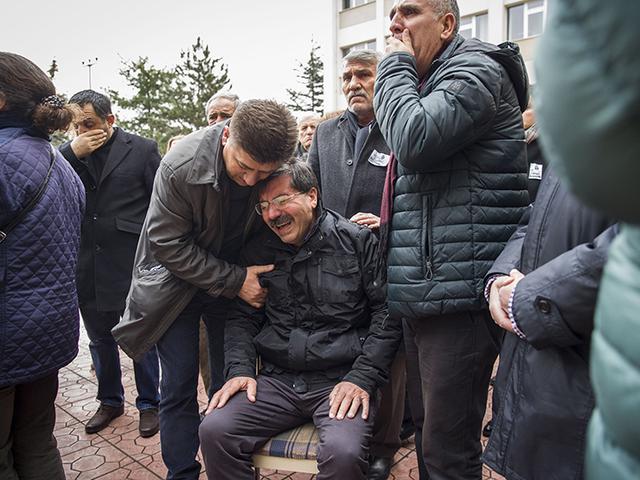 Baba Mustafa Damar Kızının Cenazesinde Ayakta Durmakta Zorlandı
