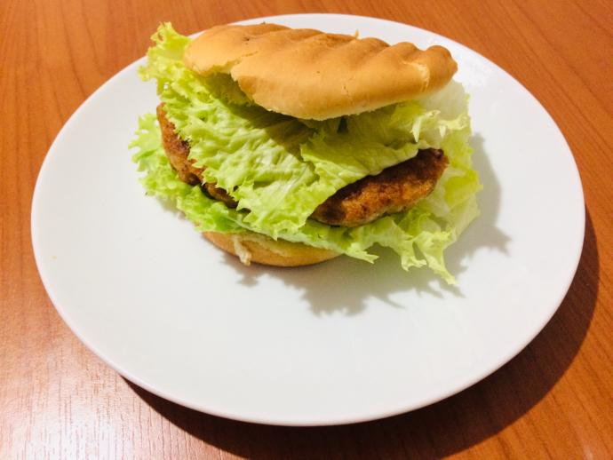 Hem Fastfood Hem Sağlıklı “Tavuk Köfteli Hamburger” Tarifi!