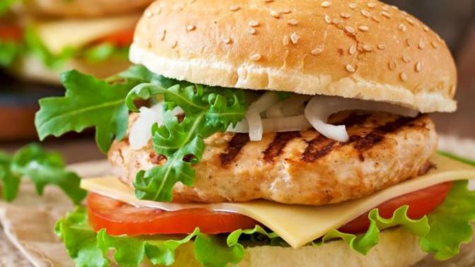 Hem Fastfood Hem Sağlıklı “Tavuk Köfteli Hamburger” Tarifi!