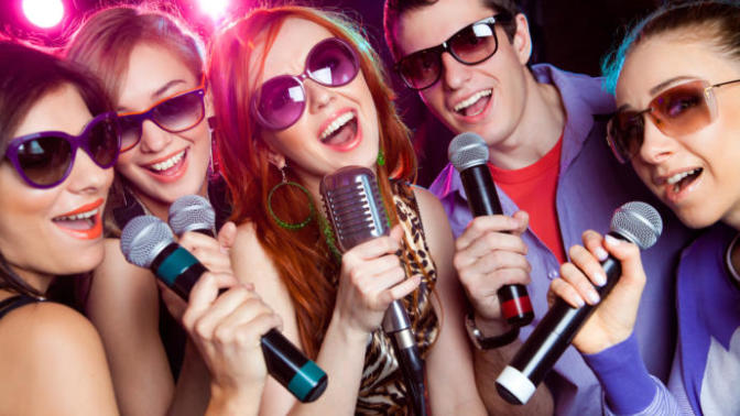 Eğlencenin Dibine Vurmak İçin Karaoke Mikrofonu Aldım!