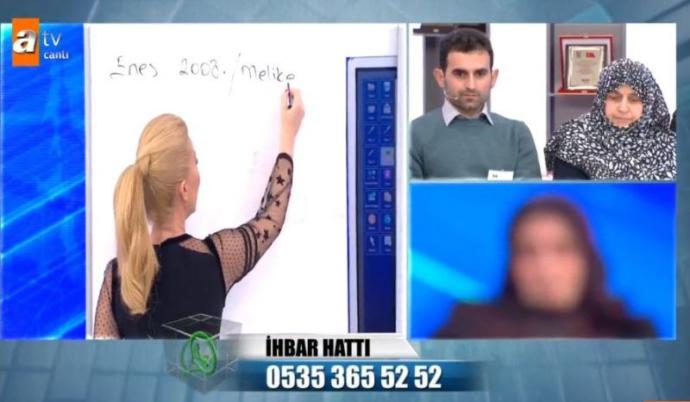 Beyin yakan ilişkiler yumağı karşısında tahtaya yazarak dedektif edasıyla olayı çözen Müge Abla