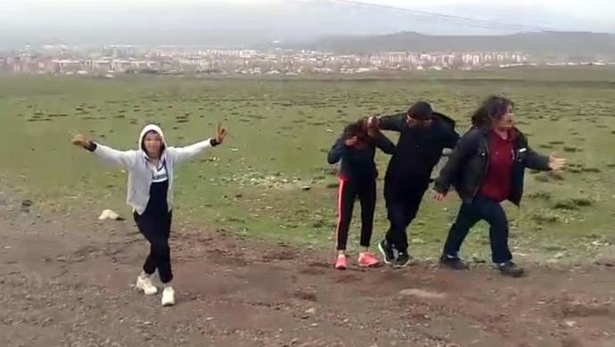 İnanılmaz Görüntüler! Erzurum'da İki Kız Dakikalarca Dövülmüş!