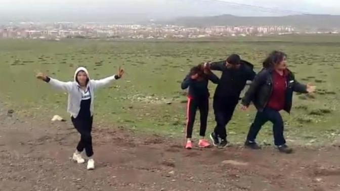 İnanılmaz Görüntüler! Erzurum'da İki Kız Dakikalarca Dövülmüş!
