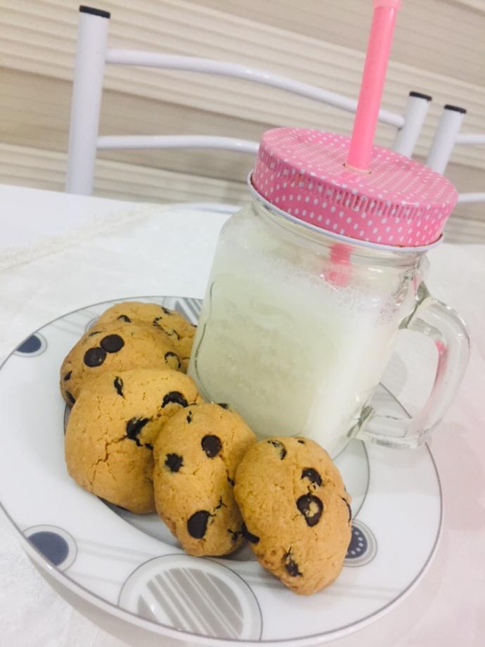 İster Çay İster Sütle Yiyebileceğiniz Kıtır Kıtır Damla Çikolatalı Kurabiye Tarifi 🍪