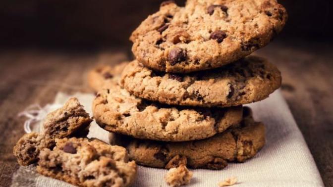 İster Çay İster Sütle Yiyebileceğiniz Kıtır Kıtır Damla Çikolatalı Kurabiye Tarifi 🍪