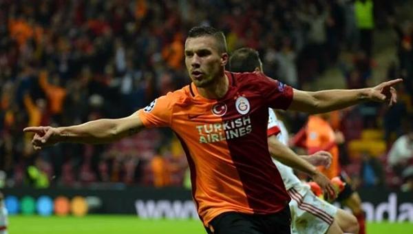 Podolski Sinyal Çaktı, Galatasaray Taraftarı Çıldırdı: Instagramda Bekliyorum Diyen Poldiye Yapılan Eğlenceli Yorumlar
