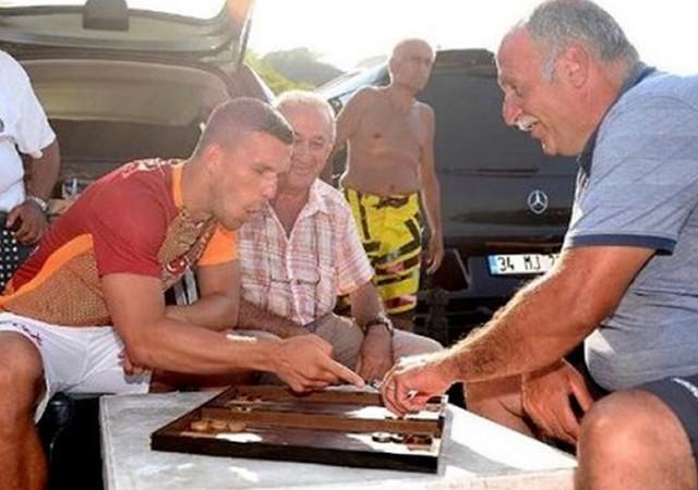 Podolski Sinyal Çaktı, Galatasaray Taraftarı Çıldırdı: Instagramda Bekliyorum Diyen Poldiye Yapılan Eğlenceli Yorumlar