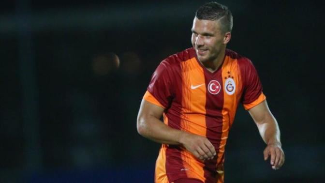 Podolski Sinyal Çaktı, Galatasaray Taraftarı Çıldırdı: Instagram'da 'Bekliyorum' Diyen Poldi'ye Yapılan Eğlenceli Yorumlar