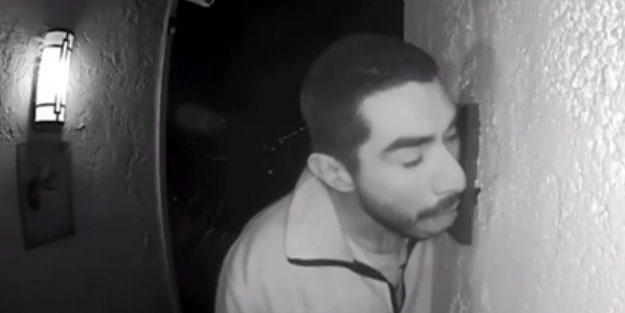 ABD Polisi, 3 Saat Boyunca Kapı Zilini Yalayan Adamın Peşine Düştü