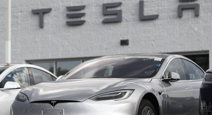 ABD'nin Tesla'sı Rusya'nın Robotuna Çarptı