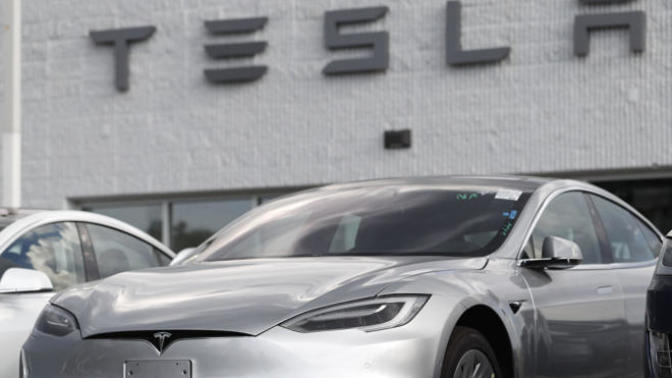 ABD'nin Tesla'sı Rusya'nın Robotuna Çarptı