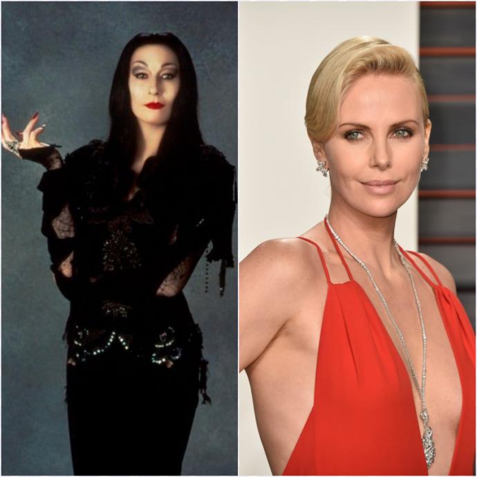 Solda Morticia Addams rolünde Anjelica Houston, sağda Charlize Theron.