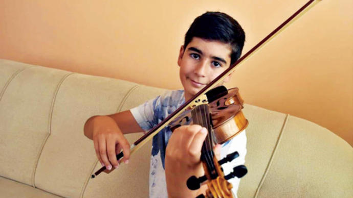 O Henüz 13 Yaşında, Mozart Ödülüne Layık Görülmüş Başarılı Bir Müzisyen: Ali İnsan