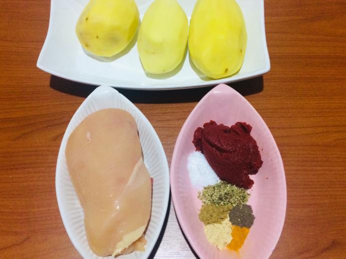 Baharatların Aroması İle Çeşnilenen, Fırında “Tavuklu Patates” Tarifi!