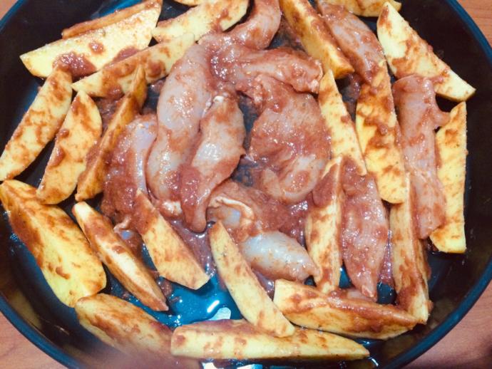 Baharatların Aroması İle Çeşnilenen, Fırında “Tavuklu Patates” Tarifi!