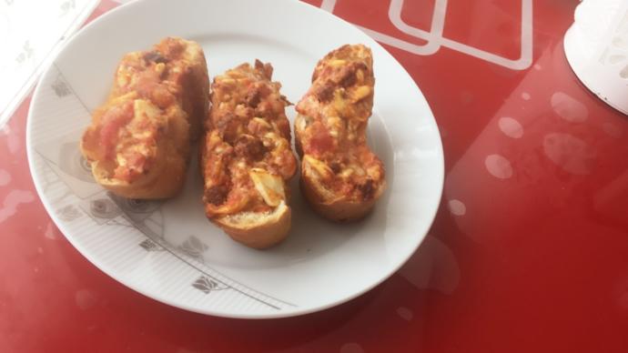 Bayat Ekmekleri Değerlendirmenin En Lezzetli Yolu: “Ekmek Pizza”