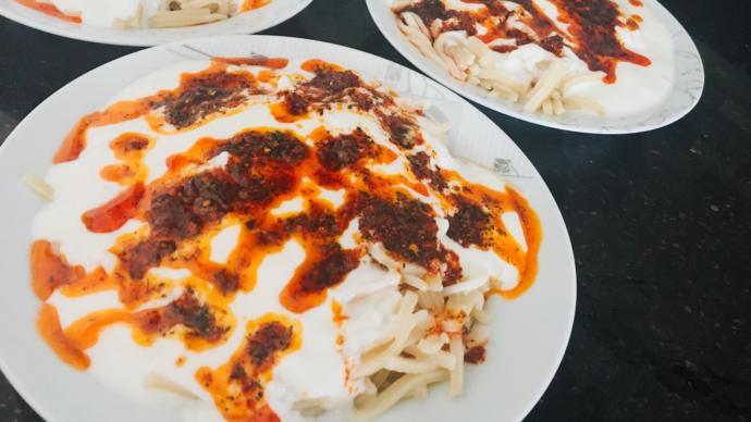 Yöresel Bir Hamur Kesmesi Tarifi: Yoğurtlu Erişte Mezesi Nasıl Yapılır?