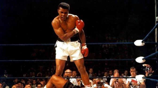 "Kelebek Gibi Uçar, Arı Gibi Sokarım" Sözüyle Hafızalarımızda Yer Edinen Muhammed Ali'nin Hayatı!