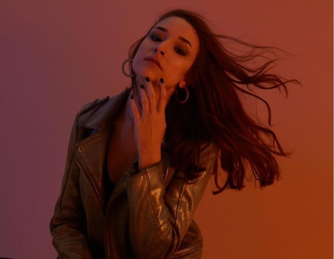 'Yoksun' Şarkısı İle Müzik Dünyasında Yankı Uyandıran 'Naz Ölçal' KizlarSoruyor'da!