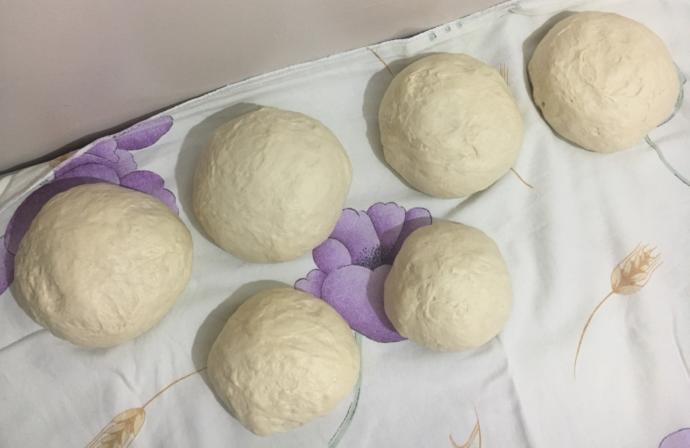 Verdiğim tariften 5 büyük boy pizza çıkıyor. Ben bir hamuru ikiye böldüm, çok ince hamur yapmak için.