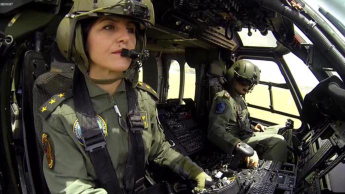 Paraguaylı Pilot Kendisini Görenleri Büyülüyor