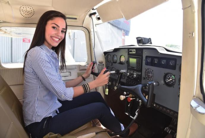 Paraguaylı Pilot Kendisini Görenleri Büyülüyor