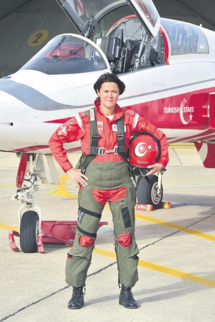 Paraguaylı Pilot Kendisini Görenleri Büyülüyor