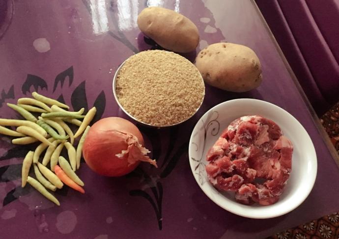 Kuşbaşı Etli, Patatesli, Salçalı Bulgur Pilavı Tarifi
