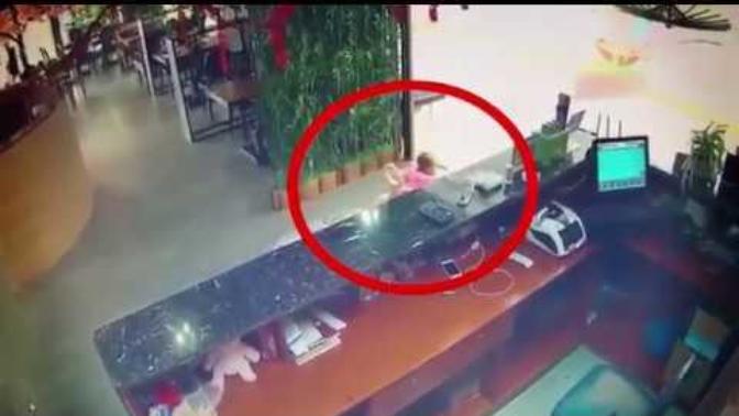 Yürüyen Merdivenden Yuvarlanan Bebek Son Anda Kurtarıldı!