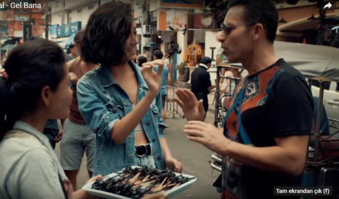 Mustafa Sandal'ın 'Gel Bana' Şarkısındaki 'Akrep Yeme' Sahnesi Tepki Çekti