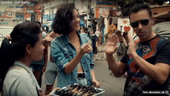 Mustafa Sandal'ın 'Gel Bana' Şarkısındaki 'Akrep Yeme' Sahnesi Tepki Çekti