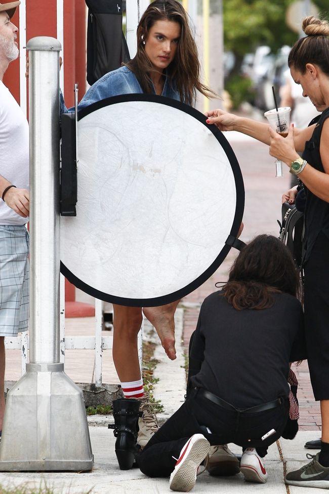 Alessandra Ambrosio Sokak Ortasında Soyunmak Zorunda Kaldı