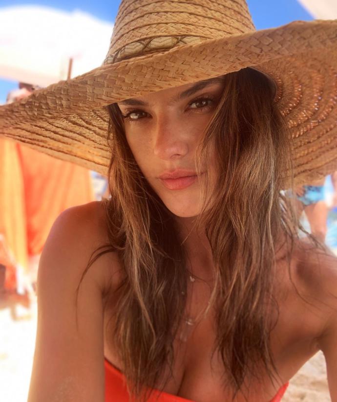 Alessandra Ambrosio Sokak Ortasında Soyunmak Zorunda Kaldı