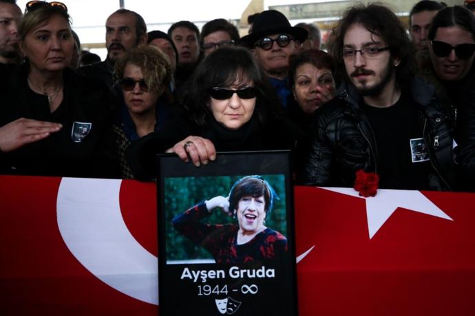 Ayşen Gruda Toprağa Verildi