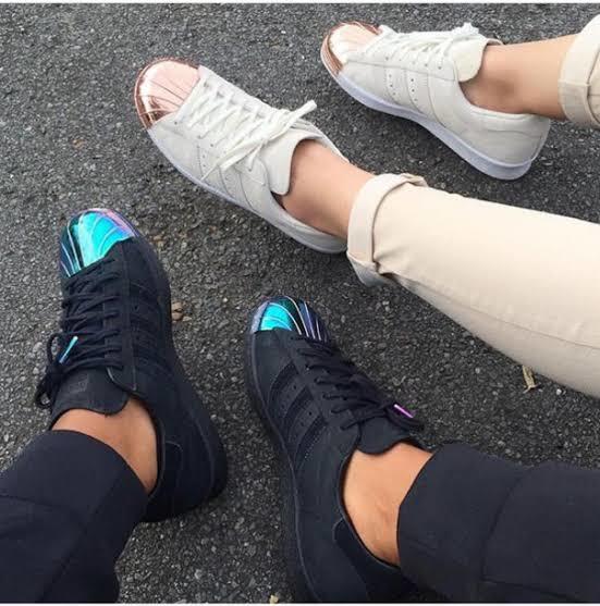 "Sensiz ben nefes alamam" diyen sevgili için Adidas spor ayakkabı