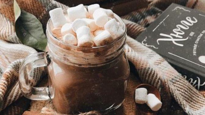 Soğuk Kış Günlerinde İçinizi Isıtacak Pratik Bir Tarif: Marshmallow'lu Sıcak Çikolata Tarifi