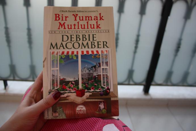 Dumanı Tüten Bir Kahvenin Yanında İçinizi Isıtacak ve Hayata Dair Dersler Çıkarmanızı Sağlayacak 8 Roman!
