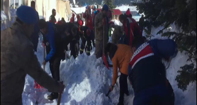 Uludağ'da Can Pazarı! Vatandaşlar Kar Altında Kaldı!