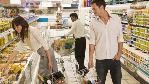 Ne giyinmiş acaba?
