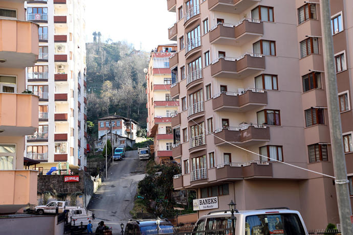 Merdiven İnip Çıkmaktan Bıkan Vatandaş Evi ile Market Arasına Teleferik Kurdu!