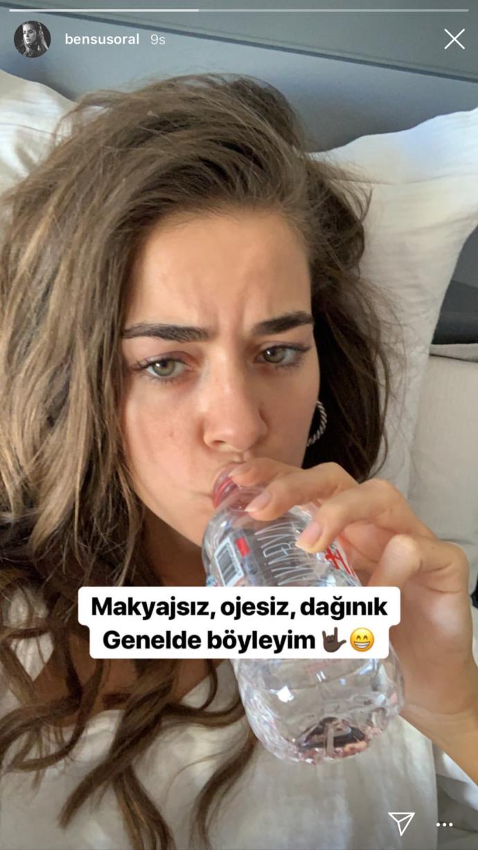 Bensu Soral da Modaya Uydu Makyajsız Fotoğraf Paylaştı