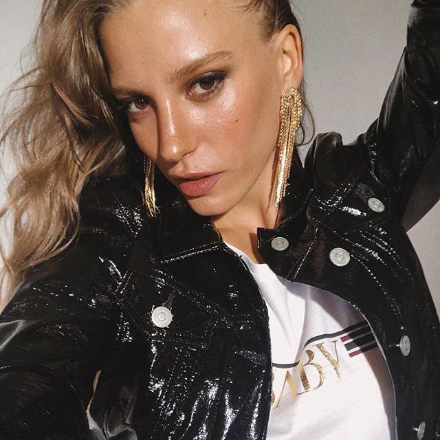 Seranay Sarıkaya'dan Muhteşem Performans