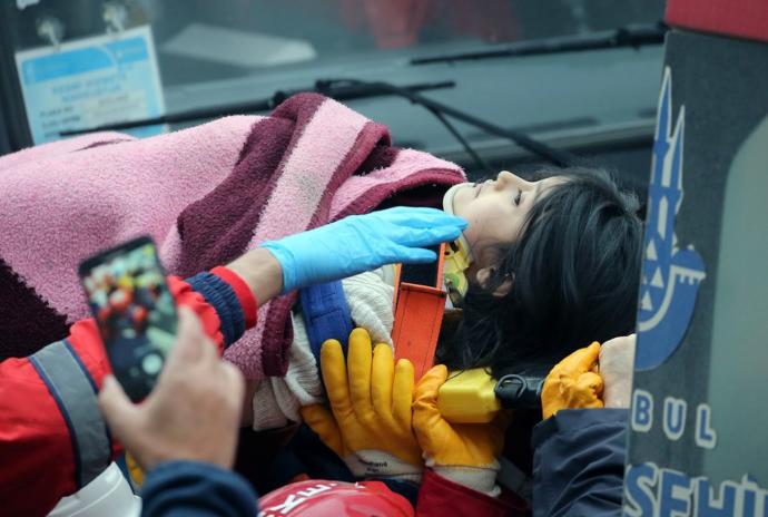 Havva Tekgöz Enkaz Altından 19 Saat Sonra Kurtarıldı
